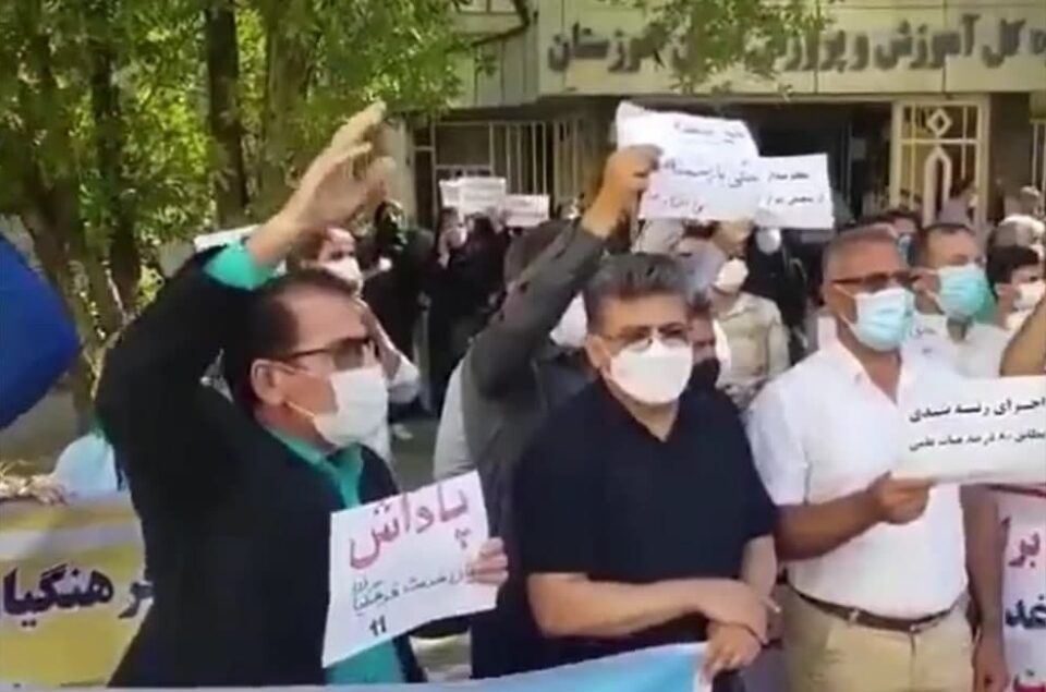 اعتراض معلمان و فرهنگیان شاغل و بازنشسته در شهرهای مختلف