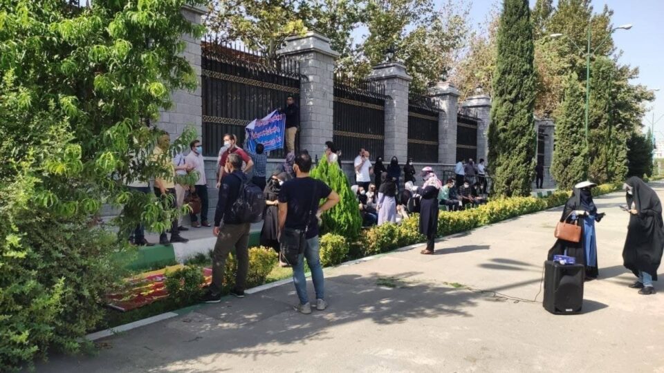 تداوم تجمع کارنامه سبزها