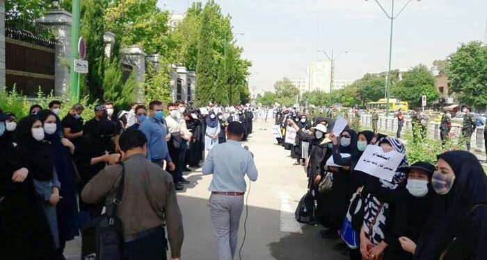 خشونت و گاز اشک آور پاسخ رژیم به نهمین روز تجمع کارنامه سبزها2