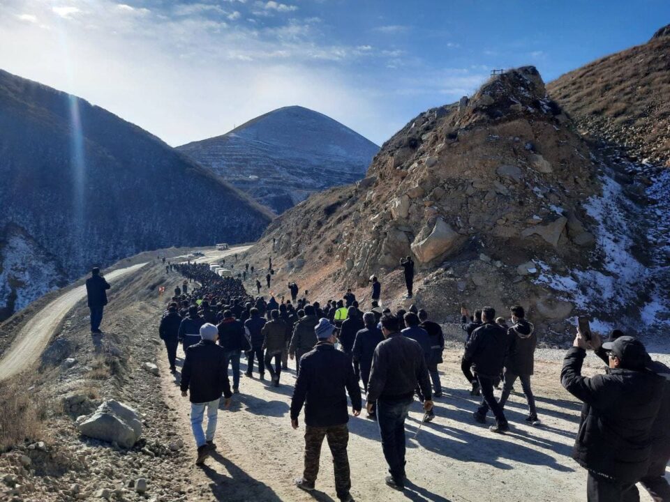 ادامه اعتصاب کارگران مجتمع مس سونگون ورزقان 1