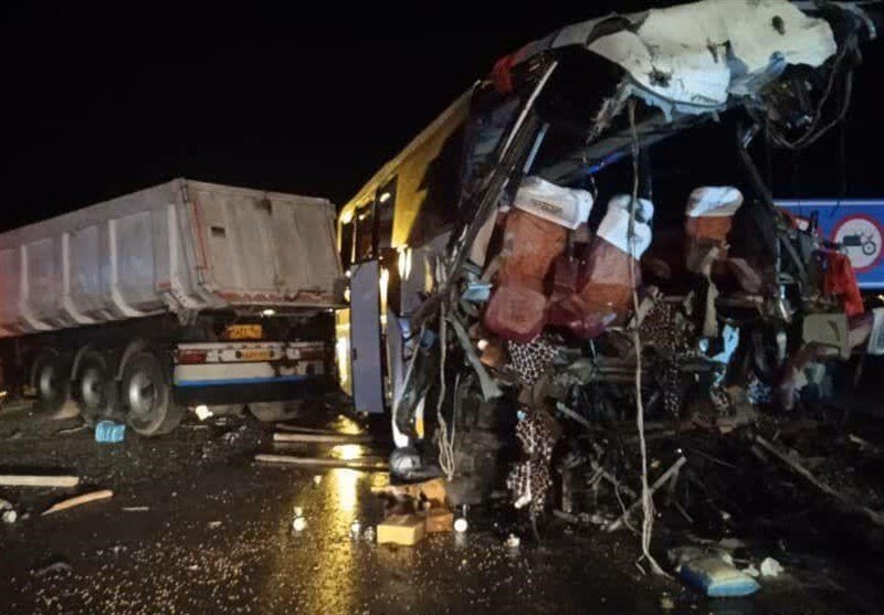 هشت کشته و ۱۶ زخمی در تصادف اتوبوس با تریلر در جاده قم کاشان