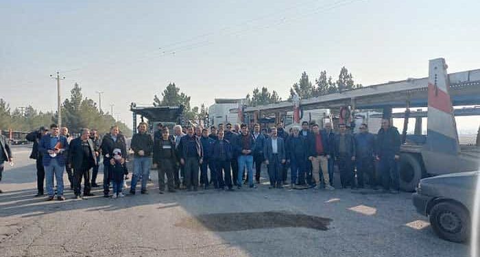 ادامه اعتصاب رانندگان تریلی در برابر پارکینگ شرکت ایران خودروی تبریز