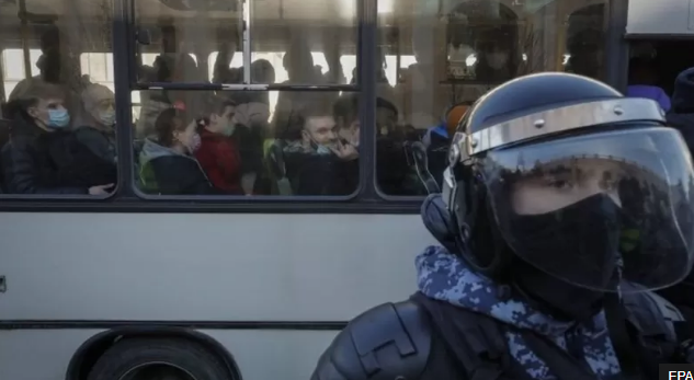 بازداشت گسترده معترضان جنگ در روسیه 1 بازداشت گسترده معترضان جنگ در روسیه1