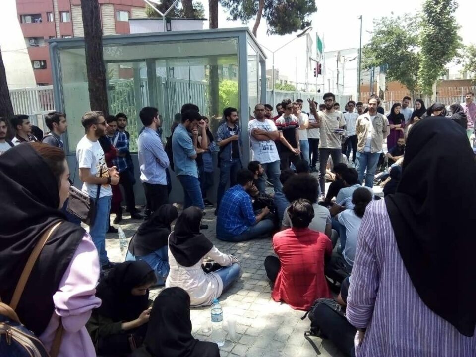 تجمع اعتراضی دانشجویان دانشگاه علم و صنعت2