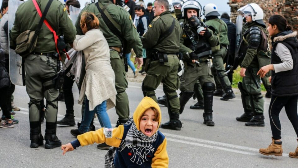 ضرب و شتم شدید چند پناهجوی ایرانی توسط پلیس یونان3