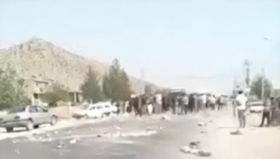 مسدود کردن جاده ارسنجان به مرودشت در اعتراض به بحران بی‌آبی