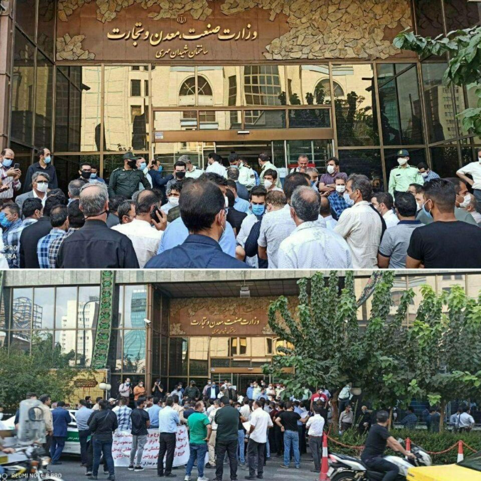 تجمع شماری از مرغداران مقابل ساختمان مجلس1