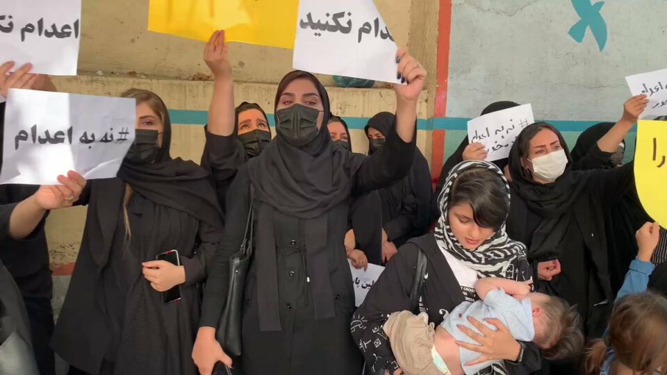 حمله ماموران امنیتی به تجمع خانواده های محکوم به اعدام 2