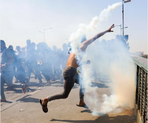 ادامه اعتراضات در عراق و شلیک راکت به خانه های مردم در بصره