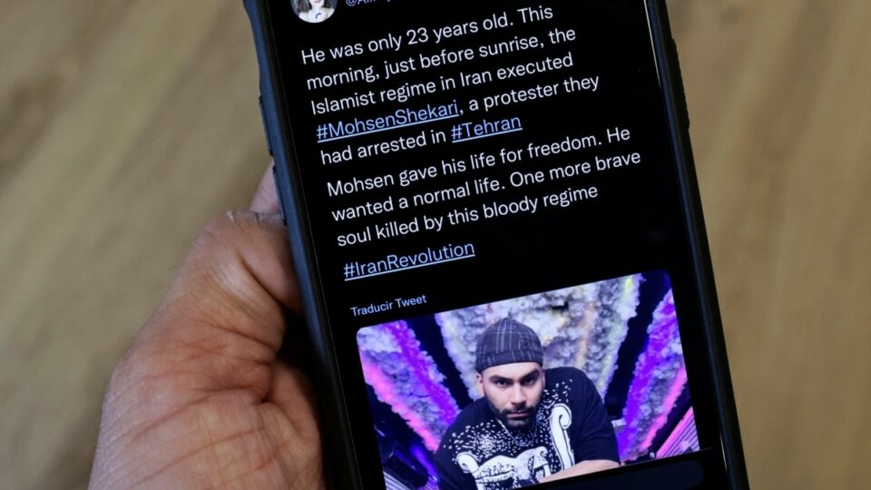 تظاهرات ایرانیان مقیم پاریس در اعتراض به قتل  محسن شکاری 1 تظاهرات ایرانیان مقیم پاریس در اعتراض به قتل محسن شکاری 2