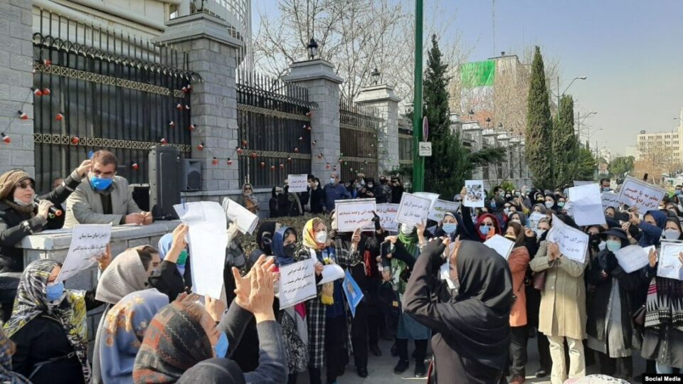تجمع اعتراضی معلمان بازنشسته