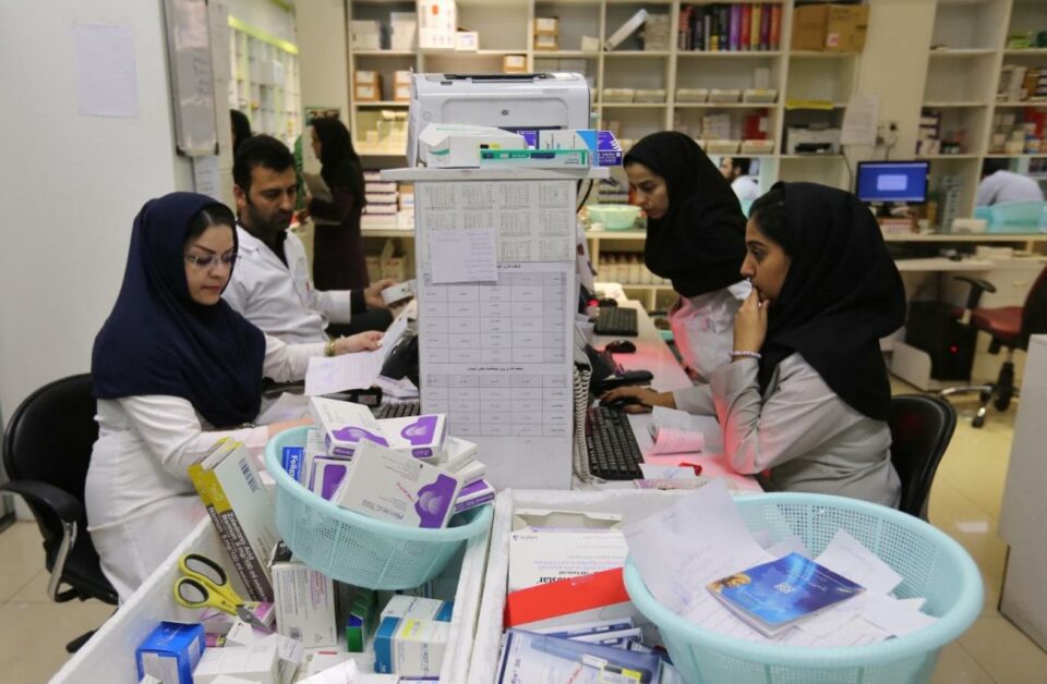 پوشیدن اجباری مقنعه مشکی برای کارکنان زن داروخانه ها2