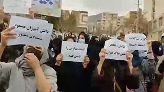 تداوم مسمومیت زنجیره ای گسترده دانش‌آموزان و تجمع مردم در شهرهای