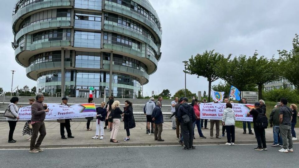 تظاهرات ایرانیان آلمان در اعتراض به بستری شدن حسینعلی کیری