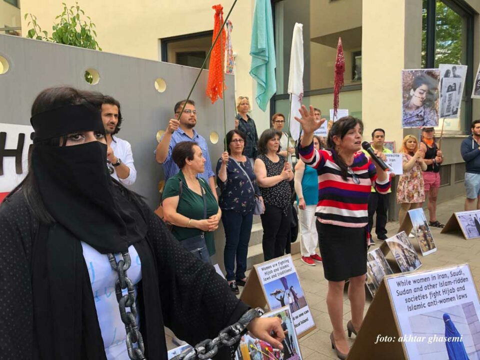 برپایی تحصن یک فعال حقوق زنان در آلمان1