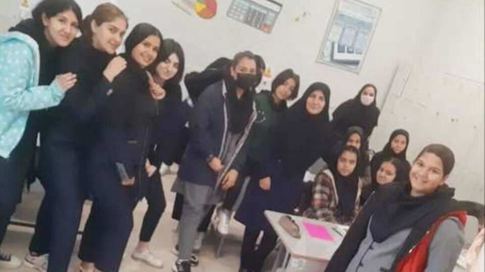 اخراج دو معلم در کاشان و خراسان رضوی1