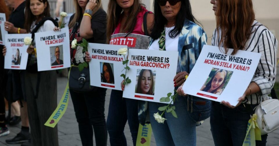 تجمع خانواده کودکان گروگان‌گرفته‌شده به‌دست حماس در تل‌آویو 1