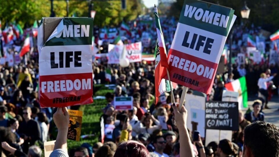 تجمع گروههای حقوق بشری در مقابل دفتر حزب سبزهای آلمان علیه ایران1