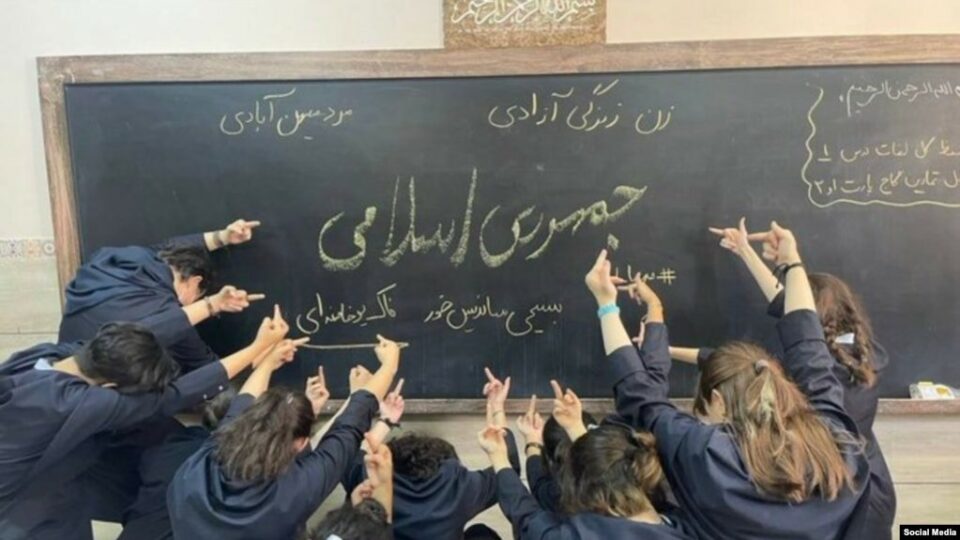 خشونت سیستماتیک علیه دانش آموزان تحت حاکمیت جمهوری اسلامی
