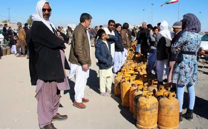 صف های طویل شهروندان برای دریافت نفت سفید در شهرستان فنوج4