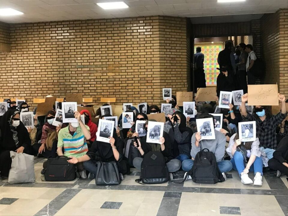 تداوم تحصن دانشجویان در اعتراض به تفکیک جنسیتی 1 تداوم تحصن دانشجویان در اعتراض به تفکیک جنسیتی