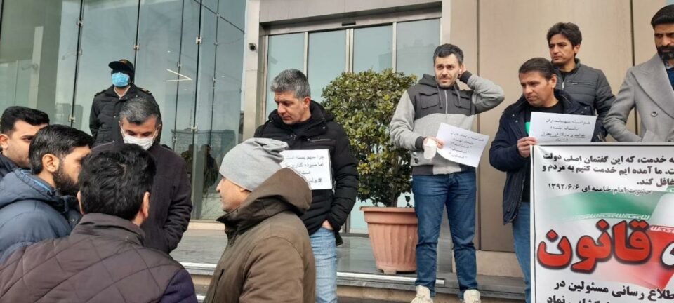 تداوم تجمع اعتراضی طلبکاران بانک آینده