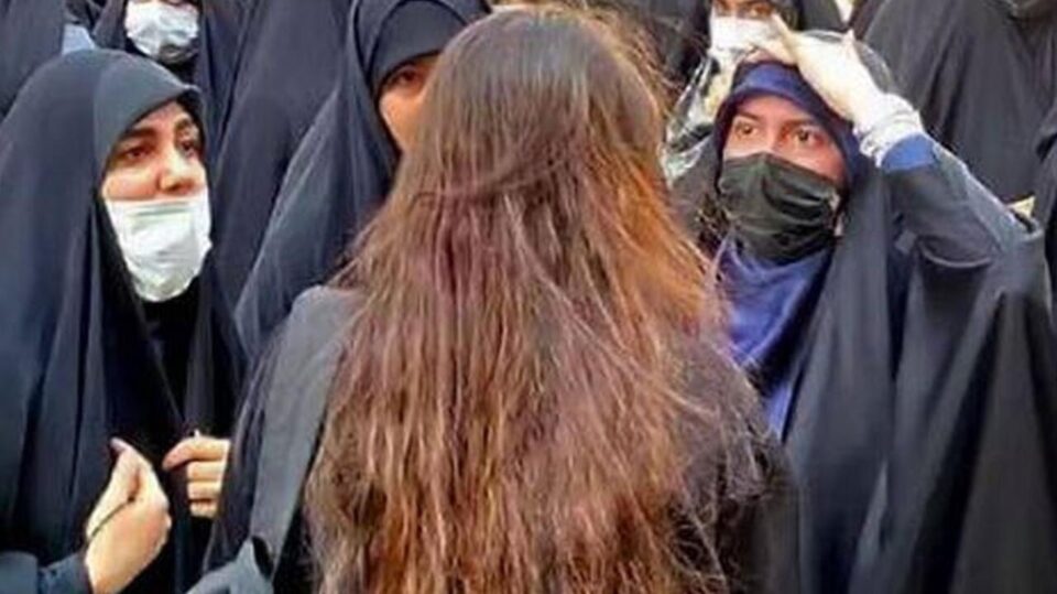 بیانیه وکلای دادگستری در محکومیت فشار بر زنان و حجاب اجباری