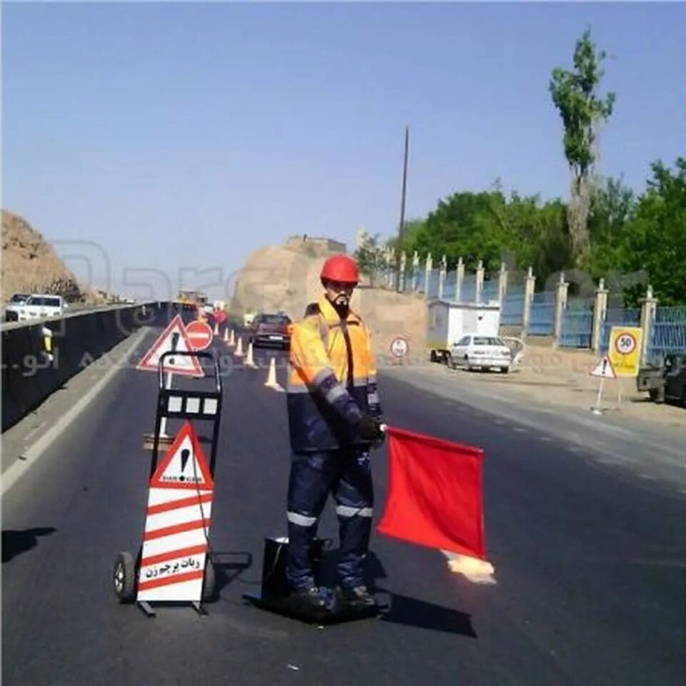 جانباختن یک کارگر پرچم زن در برخورد با خودرو نیسان