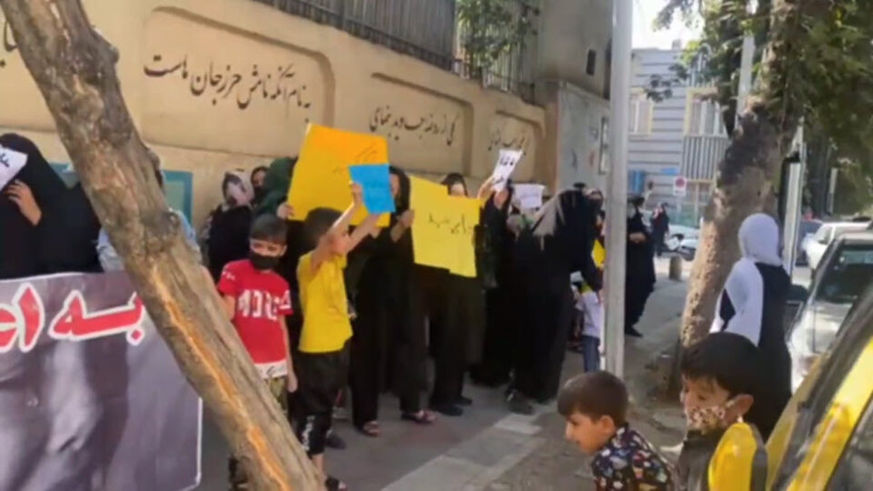 تجمع خانواده ۴ زندانی محکوم به اعدام در مقابل زندان دستگرد اصفهان4