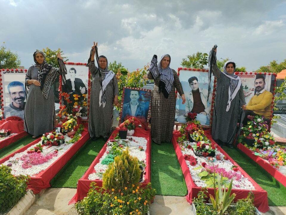 حضور مادران دادخواه بوکان بر مزار فرزندانشان پس از مرگ رئیسی3