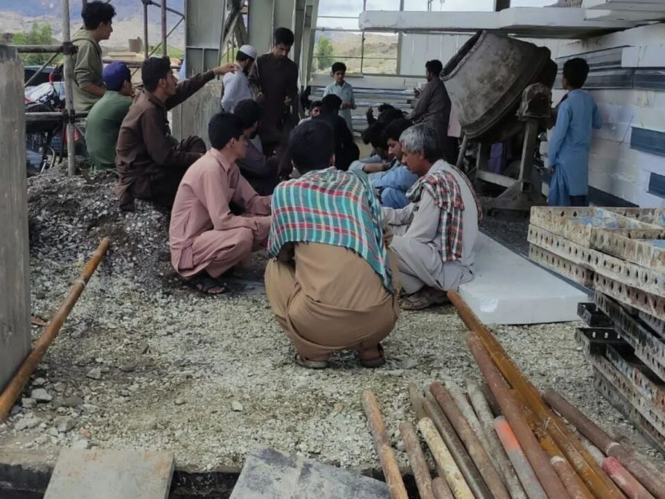 پلمب درب ورودی معدن مس رمشک توسط شهروندان معترض بلوچ1
