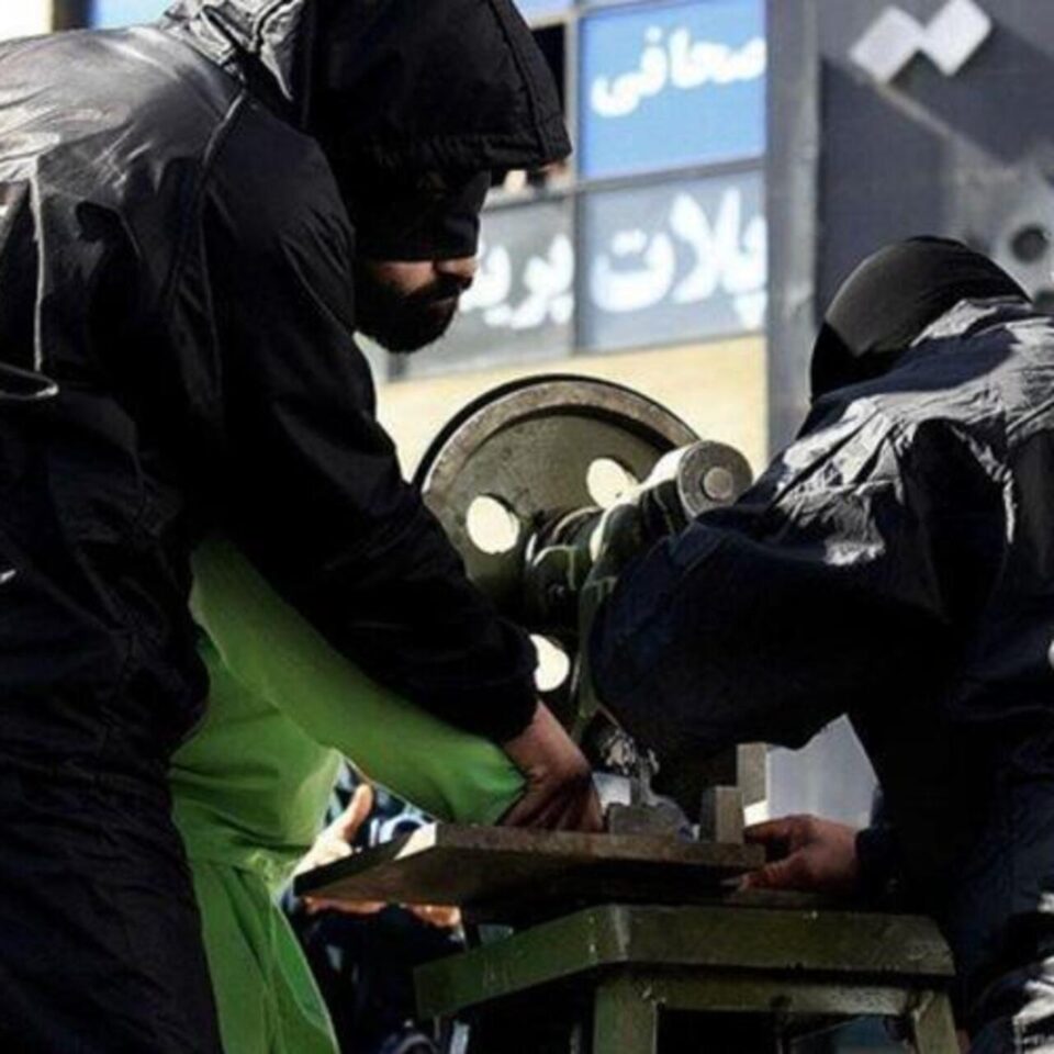 تایید حکم قطع انگشتان دست چهار زندانی در ارومیه 1 تایید حکم قطع انگشتان دست چهار زندانی در ارومیه1