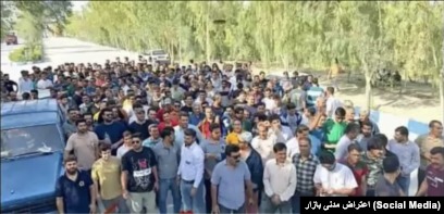 تداوم اعتصاب و تجمع کارگران کارخانه کربنات سدیم در استان فارس1