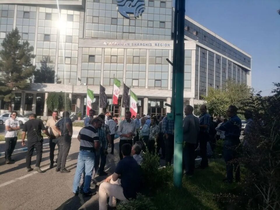 تجمع اعتراضی نیروی‌های شرکت مخابرات در تبریز