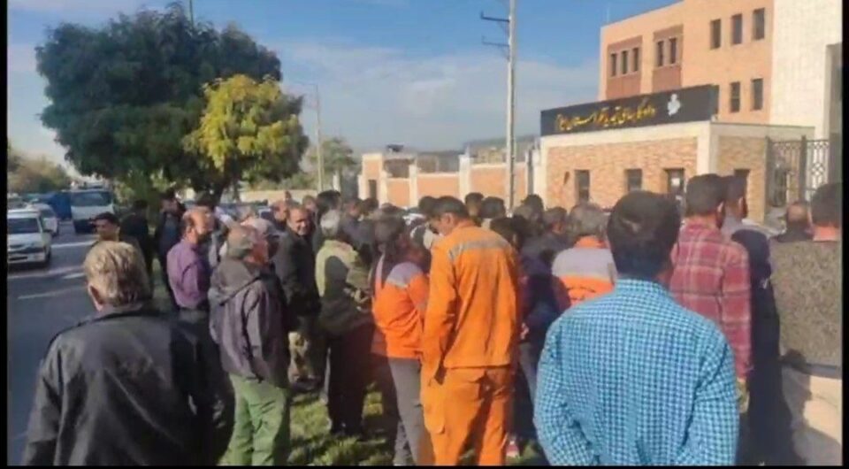 تداوم تجمع اعتراضی کارگران شهرداری ایلام2