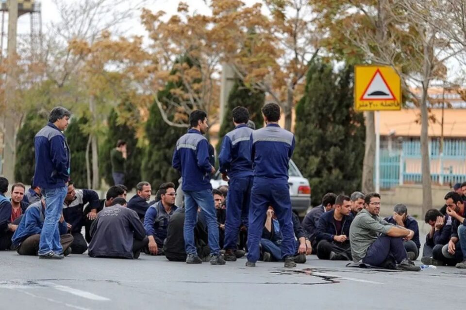 تداوم گردهمایی اعتراضی کارگران شرکت واگن پارس اراک2