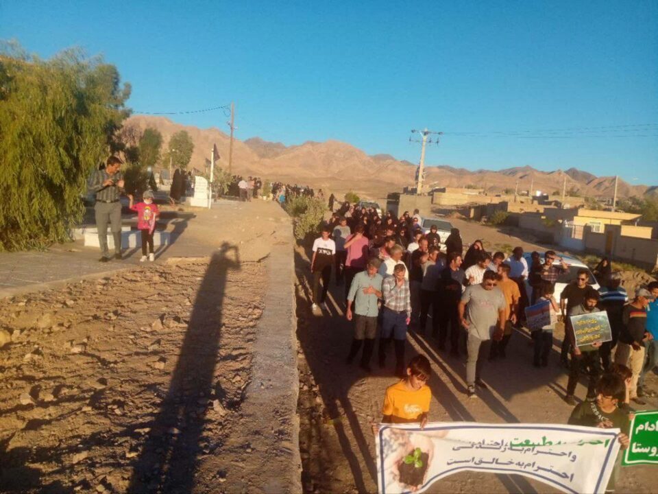 تداوم تجمع ساکنان روستای رباط پشت بادام در اردکان استان یزد4