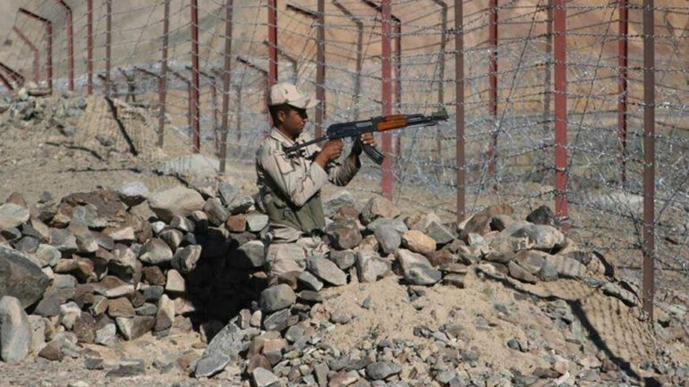 انفجار مین و تیراندازی به سوی پناهجویان افغانستانی در مرز سراوان 1 انفجار مین و تیراندازی به سوی پناهجویان افغانستانی در مرز سراوان1