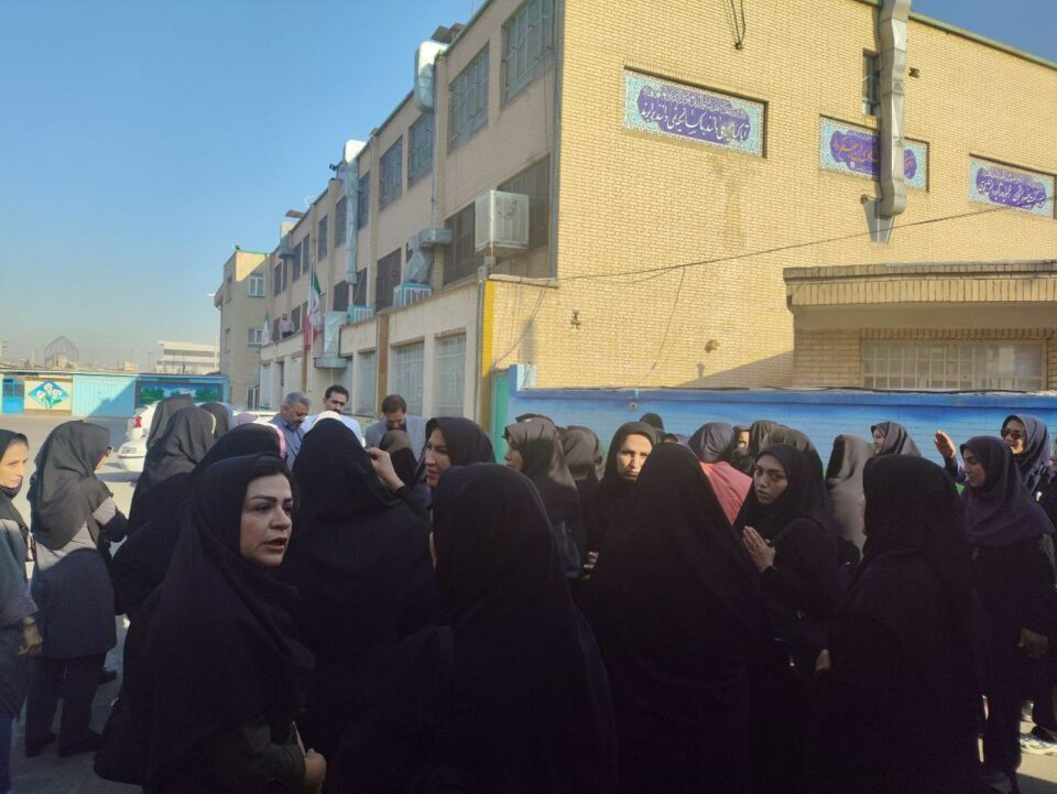 تجمع اعتراضی معلمان نسیم شهر بهارستان مقابل اداره آموزش و پرورش