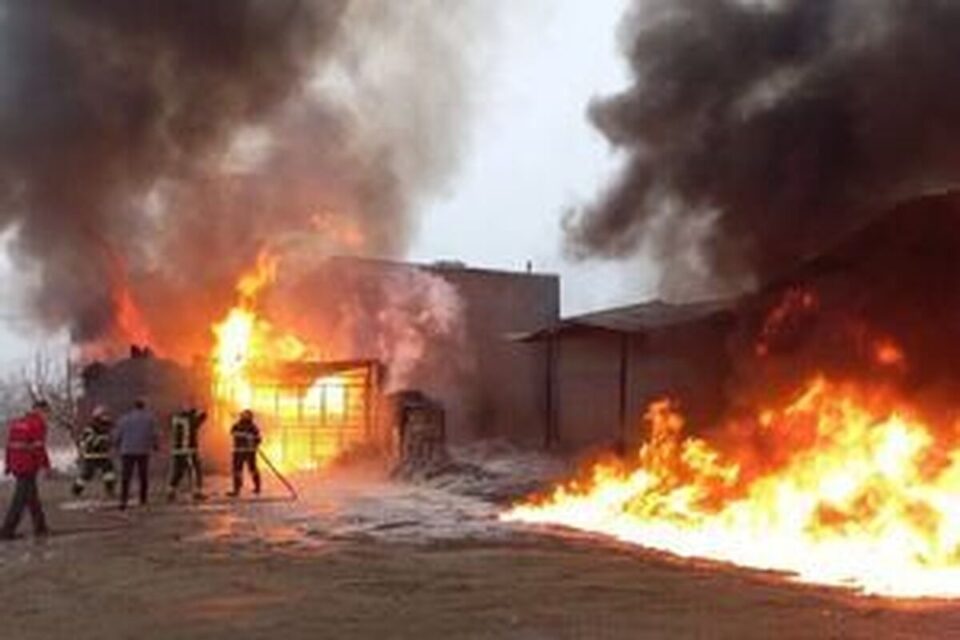 مصدوم شدن 17 نفر در پی آتش‌سوزی در یک کارخانه رُب در فاروج3