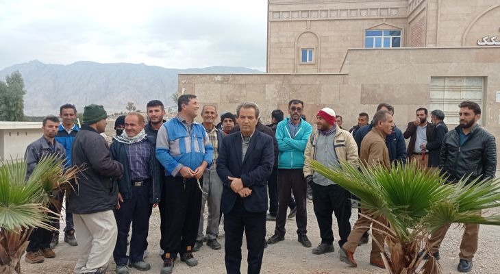 ادامه تجمع پاکبانان و کارمندان شهرداری لیکک در اعتراض به حقوق پایین2