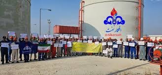 تجمع اعتراضی کارکنان شرکت نفت فلات قاره در منطقه عملیاتی لاوان3