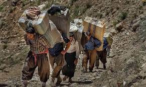 ضرب و شتم کولبران بلوچ در پایانه مرزی میلک توسط نظامیان رژیم3 1