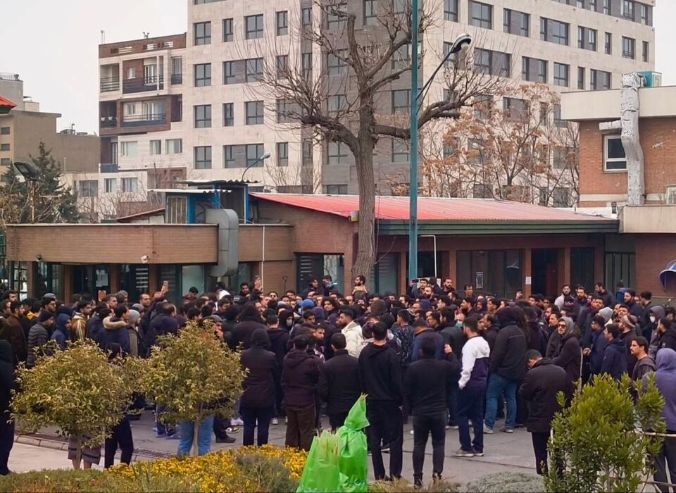 ادامه تجمع دانشجویان دانشگاه تهران
