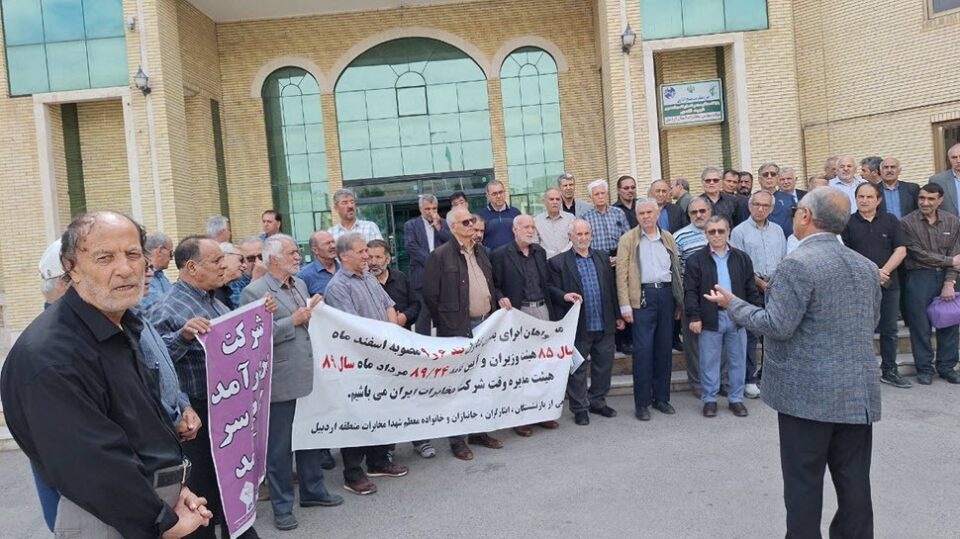 اعتراض نیروهای نهضت سوادآموزی مقابل وزارت آموزش و پرورش1