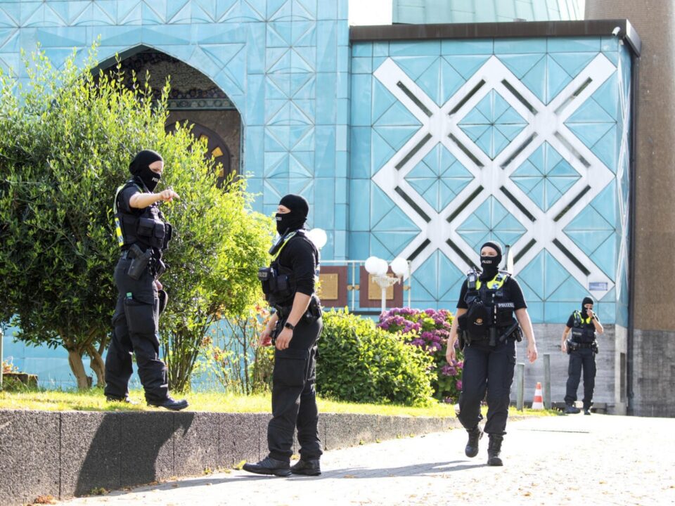 بستن مرکز اسلامی وابسته به رژیم ایران در سوئد 1 بستن مرکز اسلامی وابسته به رژیم ایران در سوئد2