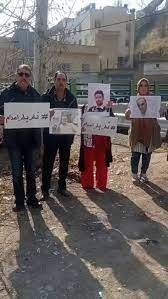 تجمع خانواده‌ زندانیان سیاسی محکوم به اعدام در مقابل زندان اوین1