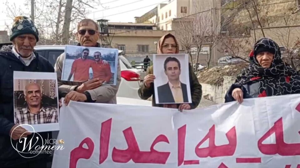 تجمع خانواده‌های زندانیان سیاسی محکوم به اعدام مقابل زندان اوین1