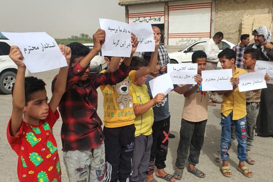 تجمع و اعتراض دانش‌آموزان در خوزستان1