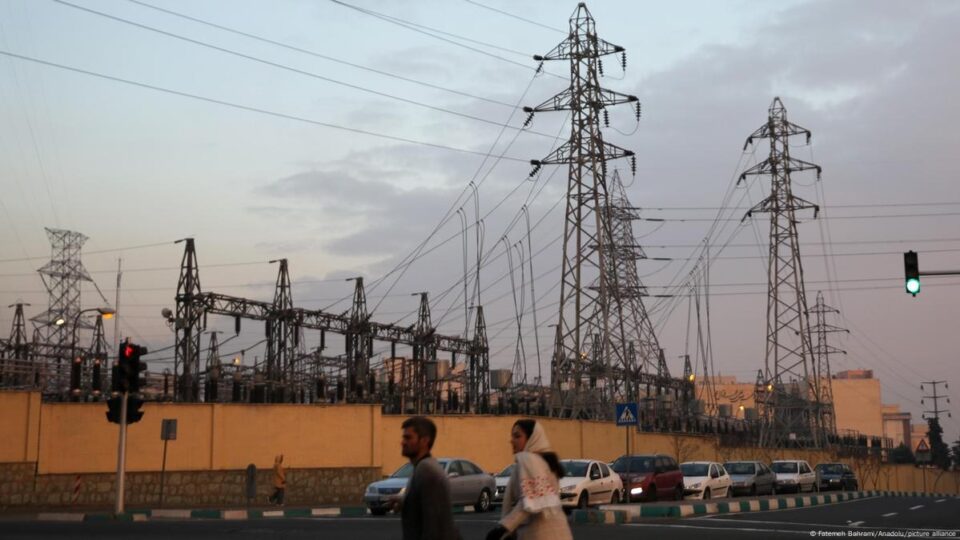 تعطیلی کارخانه‌های سیمان و فولاد بدلیل بحران برق2